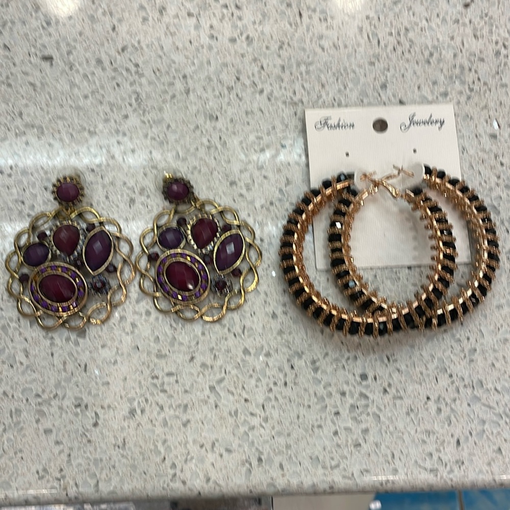 2 pairs of ladies dressy earrings/costume jewelry